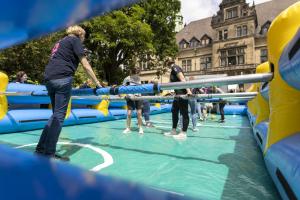 „It’s Kicker-Time!“ Schüler:innen, Lehrkräfte und Mitarbeiter:innen haben sich nichts geschenkt – immerhin gab es etwas zu gewinnen. Der Spaß siegte!