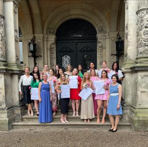 18 neue Absolventinnen erhielten Ende Juli ihre Zeugnisse.