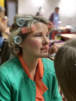 Rund zwei Stunden vor dem Auftritt geht es in die Maske.