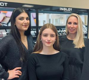 Freuen sich auf weitere Einsätze bei der Schaumburger Bühne: Delber Hussein (v. l.), Zofia Kauffeld und Schulleitung Andrea Kirste-Gossin.