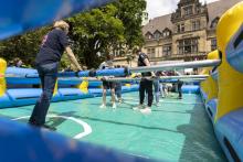 „It’s Kicker-Time!“ Schüler:innen, Lehrkräfte und Mitarbeiter:innen haben sich nichts geschenkt – immerhin gab es etwas zu gewinnen. Der Spaß siegte!