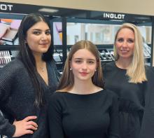 Freuen sich auf weitere Einsätze bei der Schaumburger Bühne: Delber Hussein (v. l.), Zofia Kauffeld und Schulleitung Andrea Kirste-Gossin.