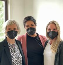 Fachleiterin Andrea Kirste-Gossin (rechts) mit Kirstin Deeken und Ann-Marie Schwarz (Mitte, ehem. Schülerin) von sea chefs